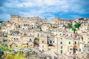 sassi di matera panoramisch uitzicht op het historische centrum sasso caveoso van de oude oude stad met rotsgrothuizen foto