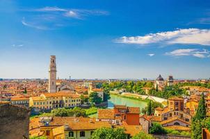 luchtfoto van het historische centrum van de stad Verona foto