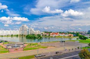 luchtpanorama van het historische centrum van de stad van Minsk met svislach of svislac rivierdijk foto