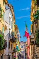 typisch italiaanse straat met traditionele kleurrijke gebouwen met luiken foto