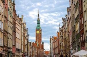 stadhuis aan de lange marktstraat van dluga, gdansk, polen foto