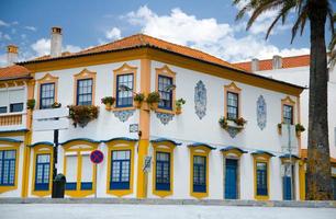 portugal aveiro in de zomer, klein venetië van portugal, witte vintage huizen met beschilderde ramen foto