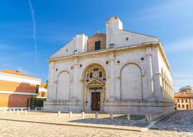 tesoro della cattedrale tempio malatestiano kathedraal katholieke kerk in oud historisch toeristisch stadscentrum rimini foto