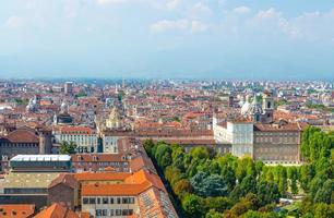 panoramisch uitzicht vanuit de lucht op het historische centrum van Turijn met koninklijk paleis, de kerk van San Lorenzo foto
