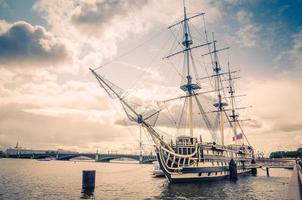 zeilboot schip met mast afgemeerd verankerd op het water van de rivier de neva in sint petersburg foto