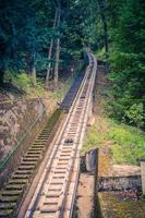 kabelbaanrails op de helling van de heuvel naar de uitkijktoren van Diana foto