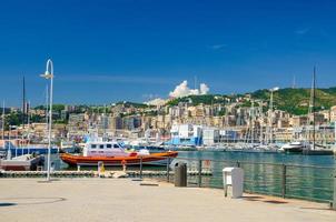 port porto antico haven met luxe witte jachten in het historische centrum van de oude europese stad genua foto