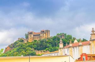 kasteel van leiria castelo de leiria middeleeuws gebouw met gotische arcade en klokkentoren op een heuvel in het historische stadscentrum foto