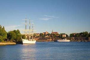 wit schip jacht boot hostel aan het meer van malaren, stockholm, zweden foto