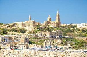 uitzicht op havendorpsstad mgarr op het eiland gozo, malta foto