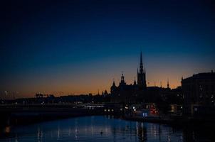 silhouet van de skyline van Stockholm bij zonsondergang, schemering, zweden foto