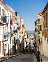 Portugal, Lissabon in de zomer, lokale kleur van smalle oude straat in Lissabon foto