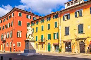 pisa, italië escultura francisco carrara standbeeld monument, kleurrijke gebouwen foto