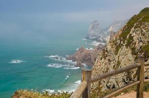 Portugal, Cabo da Roca, de West-Kaap Roca van Europa, houten balustrade rond de vuurtoren foto