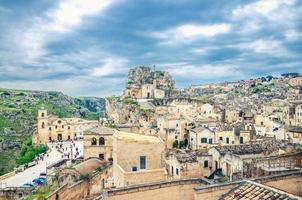 rots kerk santa maria de idris met groot kruis en chiesa san pietro caveoso in sassi di matera stad historisch centrum foto