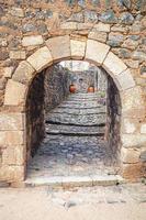 boog in stenen muur van middeleeuws kasteel van leiria castelo de leiria gebouw in het historische stadscentrum foto