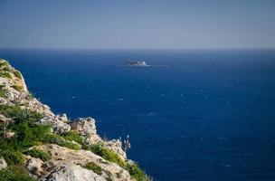 uitzicht op kalksteenrots, Middellandse Zee en filfla-eiland, malta foto
