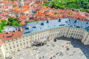 praag, tsjechische republiek bovenaanzicht van binnenplaats plein van praagse burcht foto