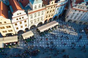 uitzicht op het oude stadsplein met mensenmenigte, praag, tsjechië foto