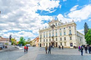 praag, tsjechische republiek aartsbisschoppelijk paleis op hradcanske namesti plein in hradcany foto