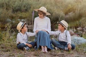 oma met haar kleinkinderen foto