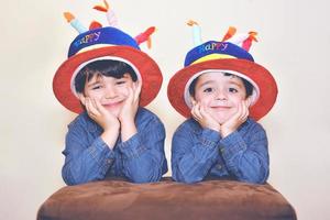 gelukkige tweelingbroers op zijn verjaardag foto