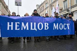 Moskou, Rusland - 24 februari 2019. Nemtsov Memorial March. demonstranten dragen een grote banner Nemtsov-brug - eis aan de autoriteiten om zijn naam te noemen van de brug waarop hij werd gedood foto