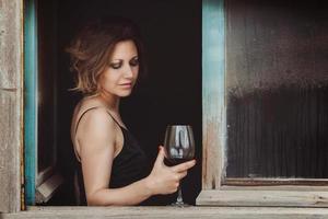 mooie vrouw met wijnglas foto