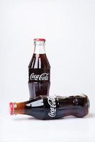 flessen coca-cola geïsoleerd op witte achtergrond foto