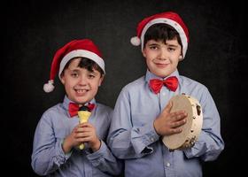 kinderen zingen kerstliederen in kerstmis foto