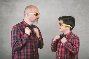 vaderdag, vader en zoon met stropdas en zonnebril foto