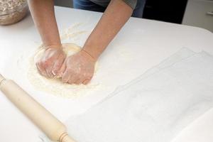 zelfgemaakte dumplings in de keuken zonder versieringen. dumplings maken met varkensgehakt, rundvlees en kip foto