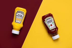 heinz ketchup fles en fles heinz gele mosterd foto