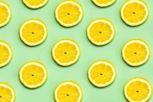 bovenaanzicht van creatief patroon gemaakt van schijfjes citroen foto