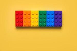 plastic bouwstenen met de kleuren van de lgbt-vlag foto