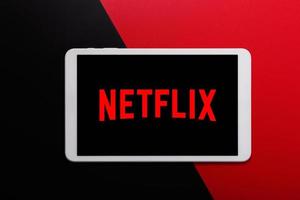 netflix-logo op het scherm van een witte digitale tablet foto