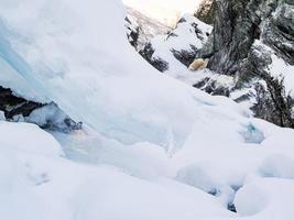 de mooiste bevroren waterval rjukandefossen winterlandschap, hemsedal, noorwegen. foto