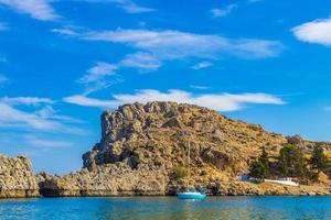 St pauls baai panorama met helder water lindos rhodos griekenland. foto