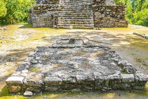 oude Maya-site met tempelruïnes piramides artefacten muyil mexico. foto