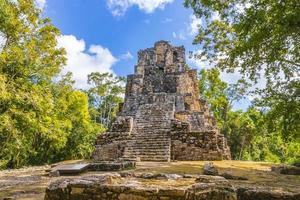 oude Maya-site met tempelruïnes piramides artefacten muyil mexico. foto