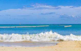 tropisch mexicaans strand golven turquoise water playa del carmen mexico. foto