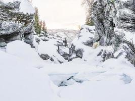 de mooiste bevroren waterval rjukandefossen winterlandschap, hemsedal, noorwegen. foto