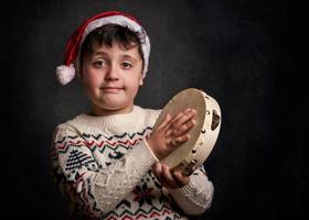 kind zingt kerstlied in kerstmis foto