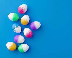 stelletje kleurrijke eieren op een blauwe Pasen achtergrond 3D-rendering. stapel bight en kleurrijke paaseieren - 3d render. pasen concept samenstelling framerand foto
