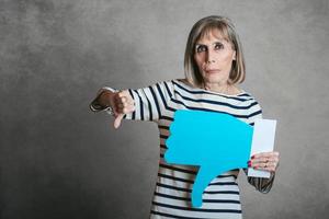 senior vrouw met een afkeer icoon foto