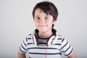 kind dat naar muziek luistert met een koptelefoon foto
