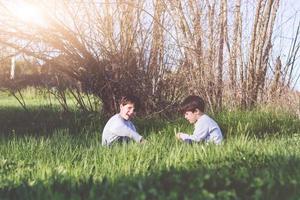 kinderen zitten in het veld foto