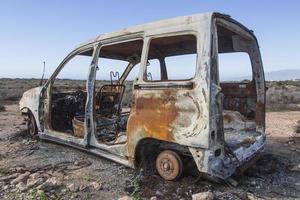 verbrande auto verlaten, auto vernietigd bo brand, minibusje foto