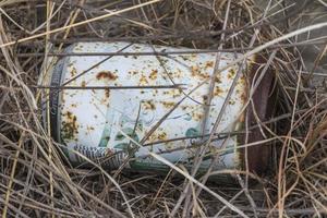 bierblik liggend in het veld foto