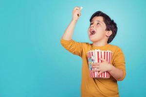 gelukkige jongen met popcorn foto